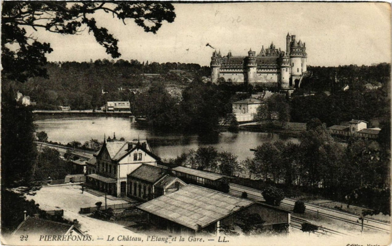 Carte postale ancienne Pierrefonds Le Chateau l'Etang et la Gare à Pierrefonds