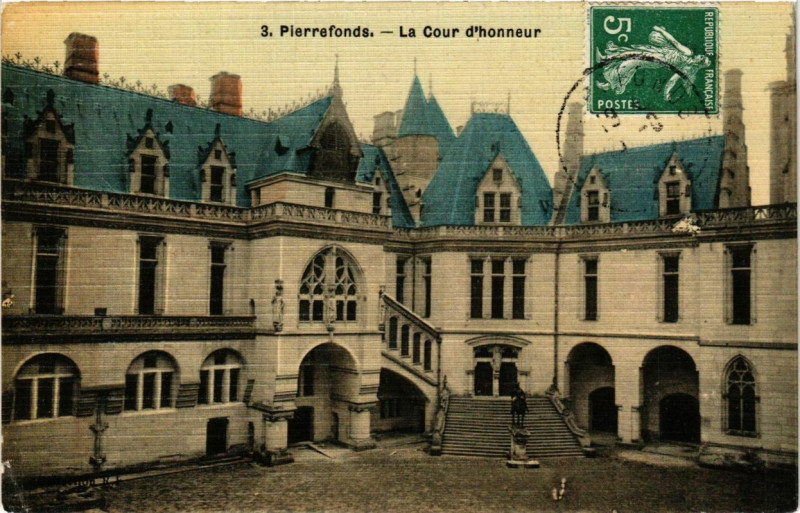 Carte postale ancienne Pierrefonds La Cour d'honneur à Pierrefonds