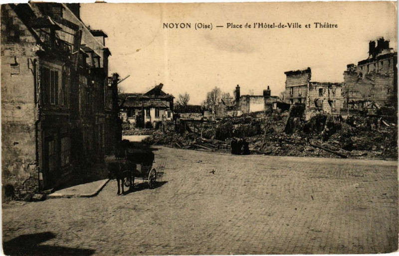 Carte postale ancienne Noyon Place de l'Hotel de Ville et Theatre à Noyon