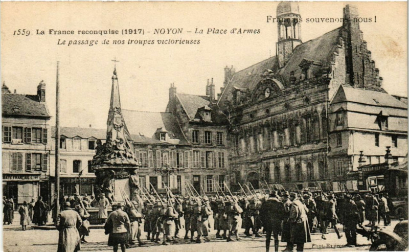 Carte postale ancienne Noyon Le Passage de nos troupes VICtoriuses à Noyon