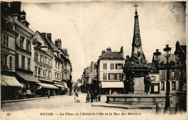 Carte postale ancienne Noyon La Place de l'Hotel de Ville et la Rue des Merciers à Noyon