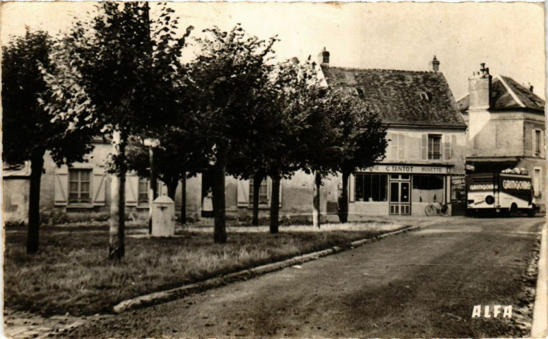 Carte postale ancienne Montagny-Sainte-Felicite Place Meville à Montagny-Sainte-Félicité