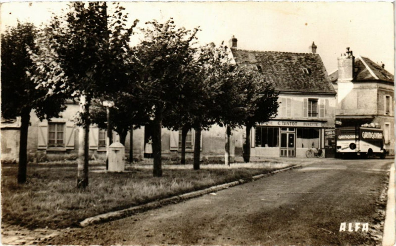 Carte postale ancienne Montagny-Sainte-Felicite Place Meville à Montagny-Sainte-Félicité