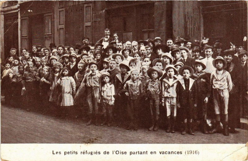 Carte postale ancienne Les petits refugies de l'Oise partant en vacances 1916