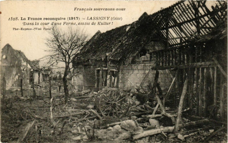 Carte postale ancienne Lassigny Dans la cour d'une Ferme essais de Kultur à Lassigny