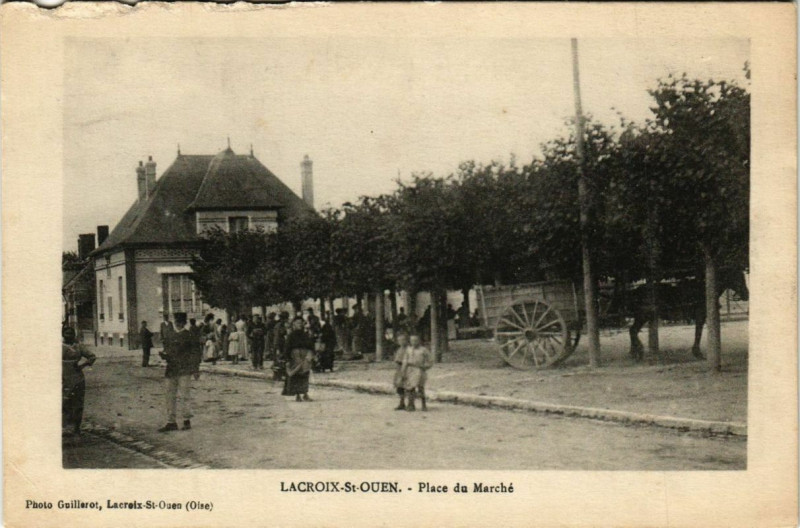 Carte postale ancienne Lacroix-Saint-Ouen Place du Marche à Lacroix-Saint-Ouen