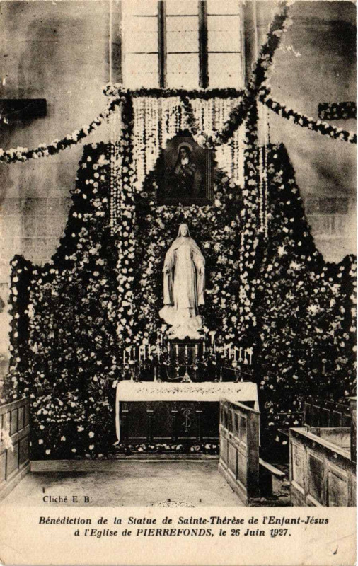 Carte postale ancienne L'Eglise de Pierrefonds Benediction de la Statue de Sainte-Therese à Pierrefonds