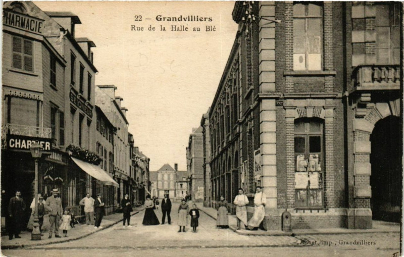 Carte postale ancienne Grandvilliers Rue de la Halle au Ble à Grandvilliers