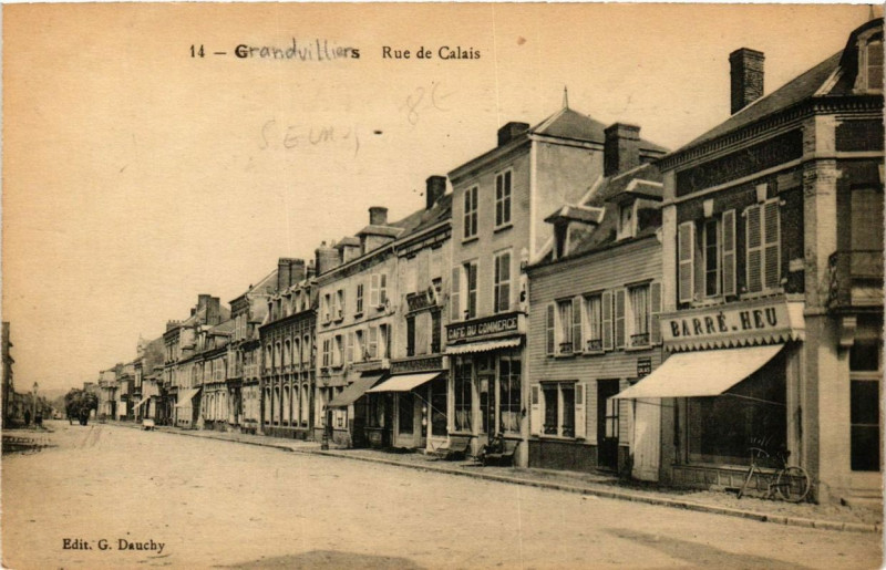 Carte postale ancienne Grandvilliers Rue de Calais à Grandvilliers
