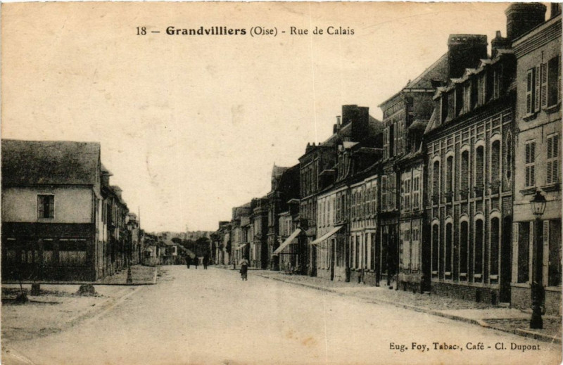 Carte postale ancienne Grandvilliers Rue de Calais à Grandvilliers