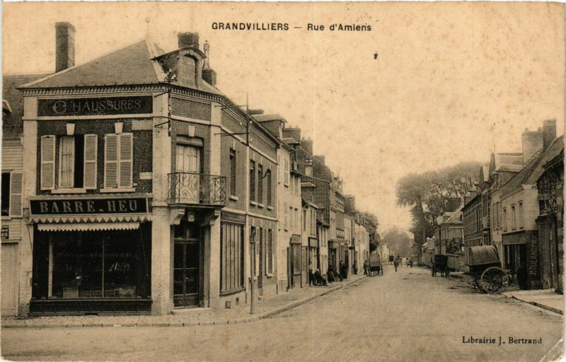 Carte postale ancienne Grandvilliers Rue d'Amiens à Grandvilliers