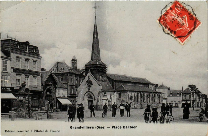 Carte postale ancienne Grandvilliers Place Barbier à Grandvilliers