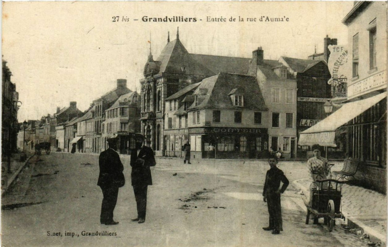 Carte postale ancienne Grandvilliers entrée de La Rue d'Auma'e à Grandvilliers
