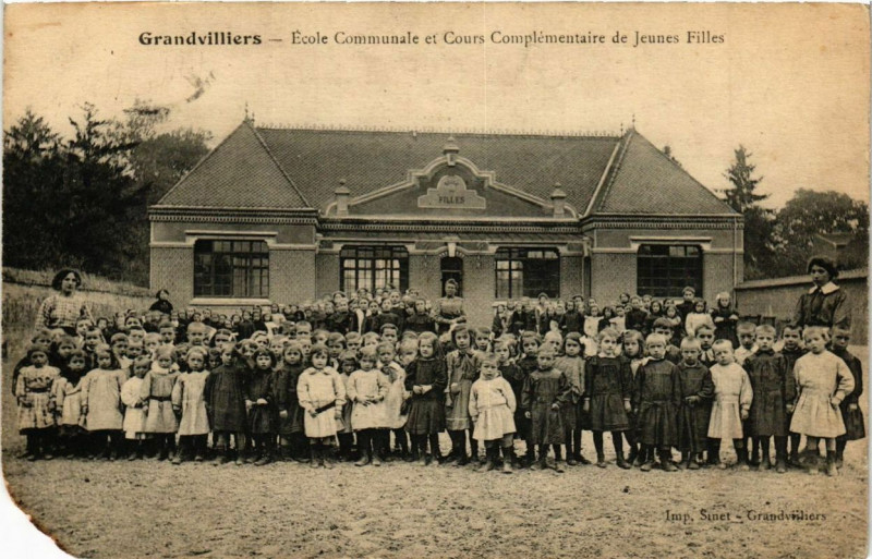 Carte postale ancienne Grandvilliers Ecole Communale Cours Complementaire Jeunes Filles à Grandvilliers