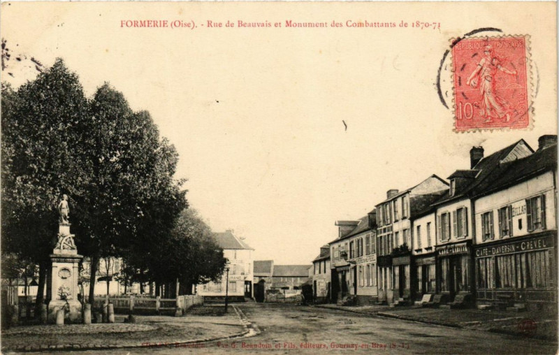 Carte postale ancienne Formerie Rue de Beauvais et Monument des Combattants à Formerie