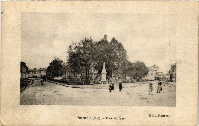 Carte postale ancienne Formerie Place du Fryer à Formerie