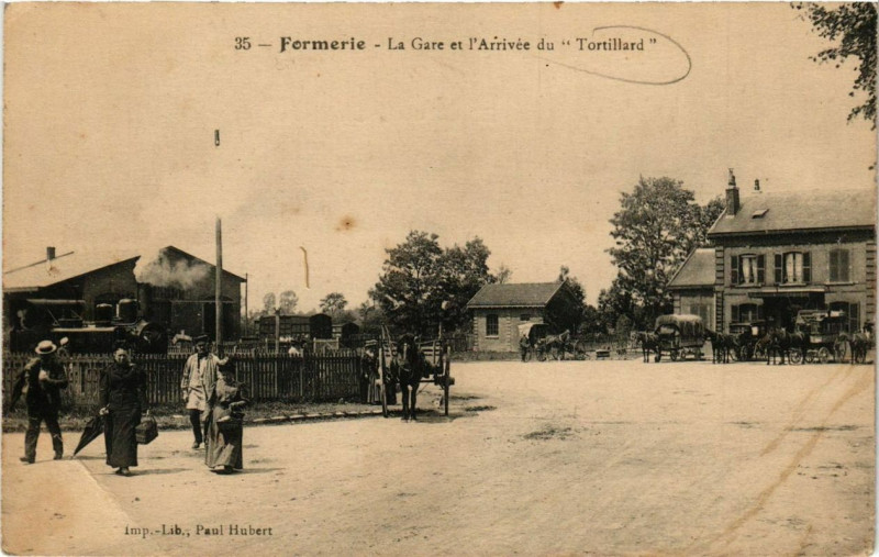 Carte postale ancienne Formerie La Gare et l'Arrivée du Trotillard à Formerie