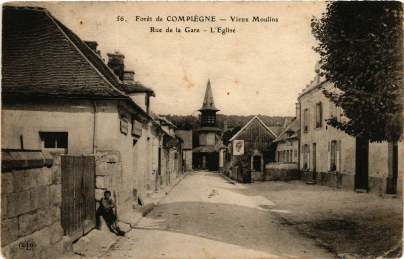 Carte postale ancienne Foret de Compiegne Vieux-Moulin Rue de la Gare - L'Eglise à Compiègne