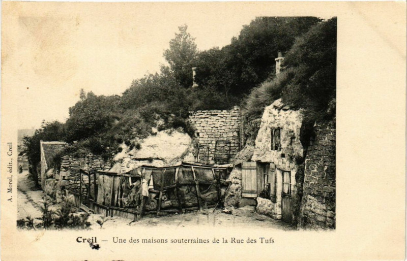 Carte postale ancienne Creil Une des Maisons souterraines de la Rue des Tufs à Creil