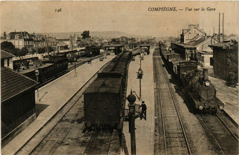 Carte postale ancienne Compiegne Vue sur la Gare à Compiègne