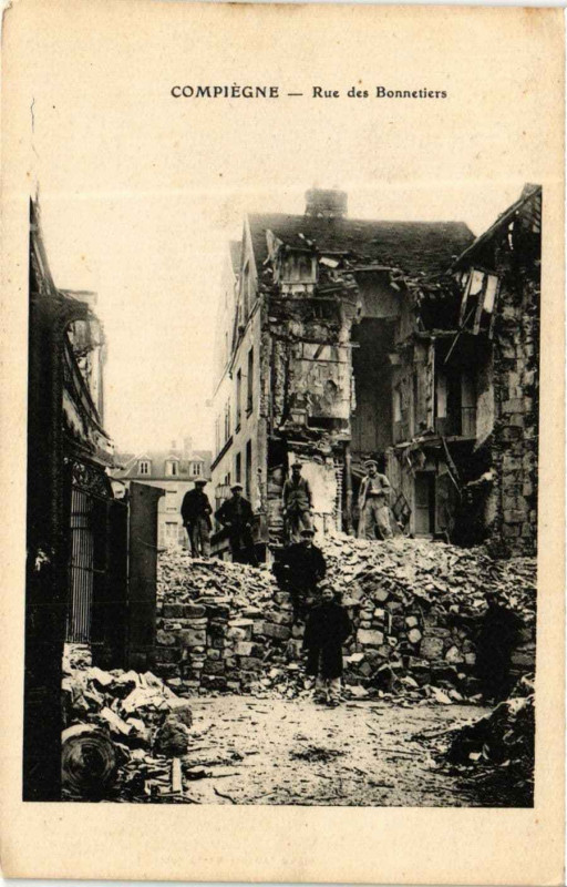 Carte postale ancienne Compiegne Rue des Bonnetiers à Compiègne