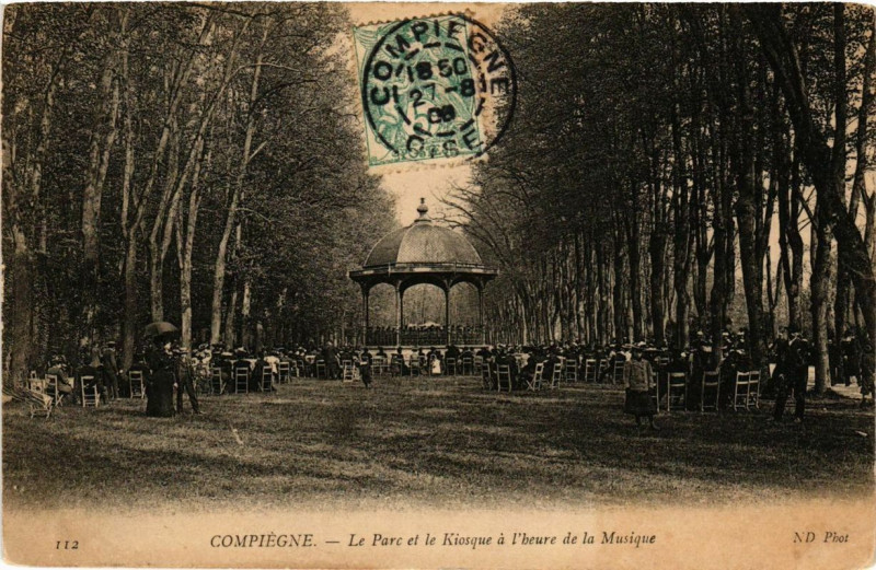 Carte postale ancienne Compiegne Le Parc et Kiosque a l'Heure de la Musique à Compiègne