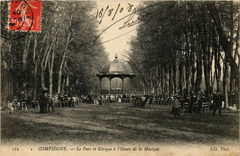 Carte postale ancienne Compiegne Le Parc et Kiosque a l'Heure de la Musique à Compiègne