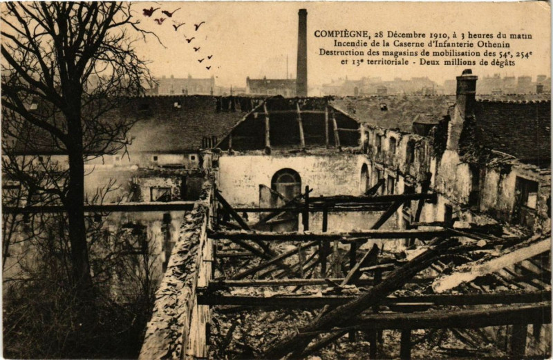 Carte postale ancienne Compiegne Incendie de la Caserne des magasins de mobilisation à Compiègne