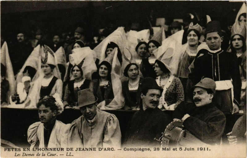 Carte postale ancienne Compiegne Fetes de Jeanne d'Arc Les Dames de la cour à Compiègne