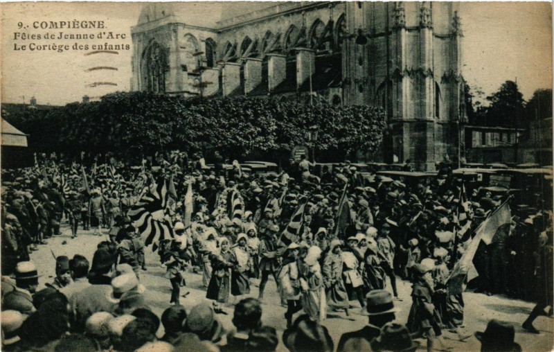 Carte postale ancienne Compiegne Fetes de Jeanne d'Arc Le Cortege des enfants à Compiègne