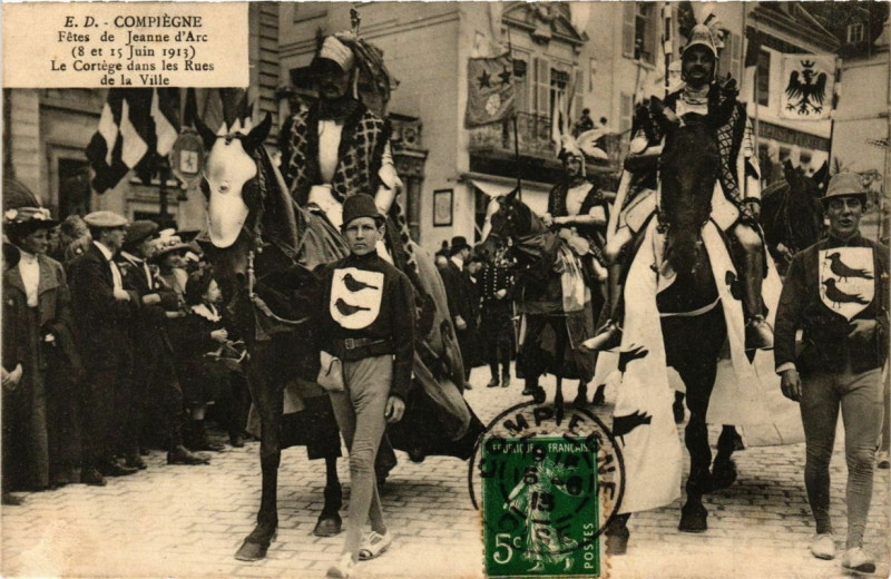 Carte postale ancienne Compiegne Fetes de Jeanne d'Arc Cortege dans les Rues d la Ville à Compiègne