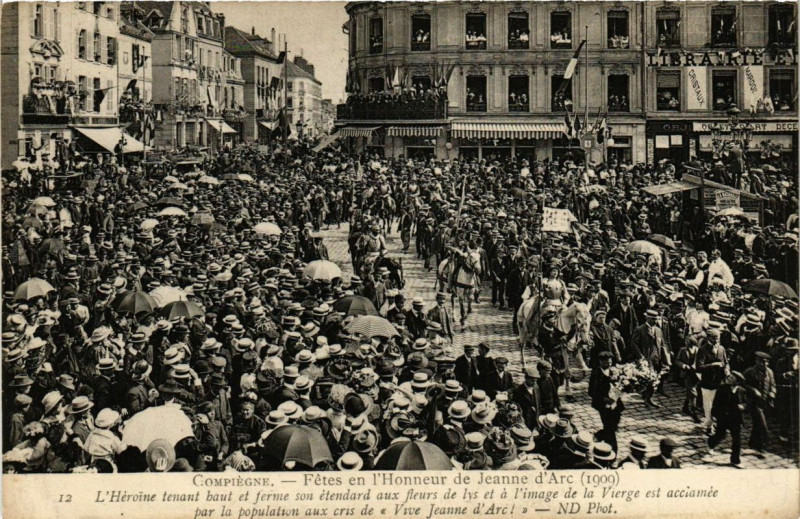 Carte postale ancienne Compiegne Fetes de Jeanne d'Arc L'Heroine tenant haut à Compiègne