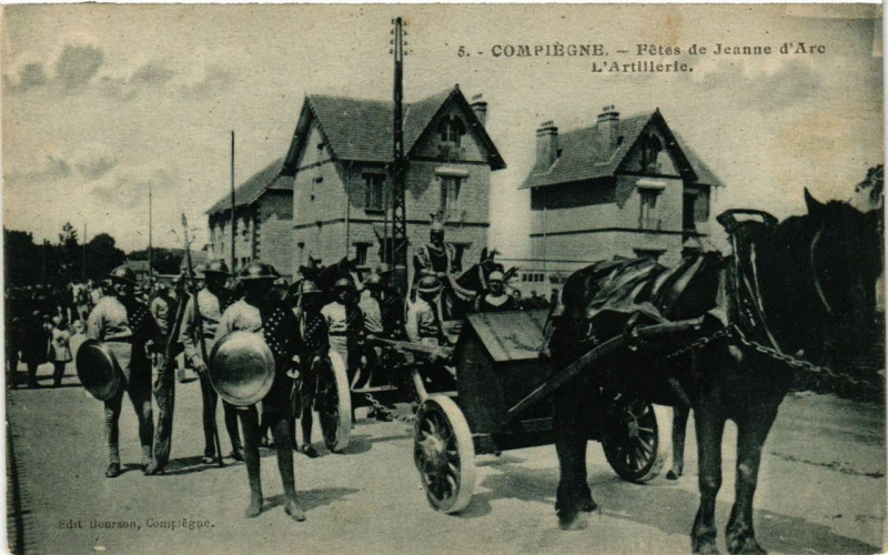 Carte postale ancienne Compiegne Fetes de Jeanne d'Arc L'Artillerie à Compiègne
