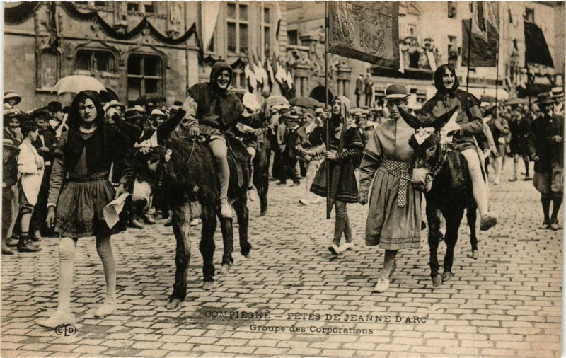 Carte postale ancienne Compiegne Fetes de Jeanne d'Arc Froupe des Corporations à Compiègne