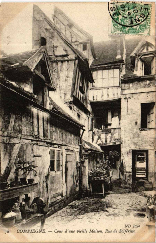 Carte postale ancienne Compiegne Cour d'une vieille Maison Rue de Solferino à Compiègne