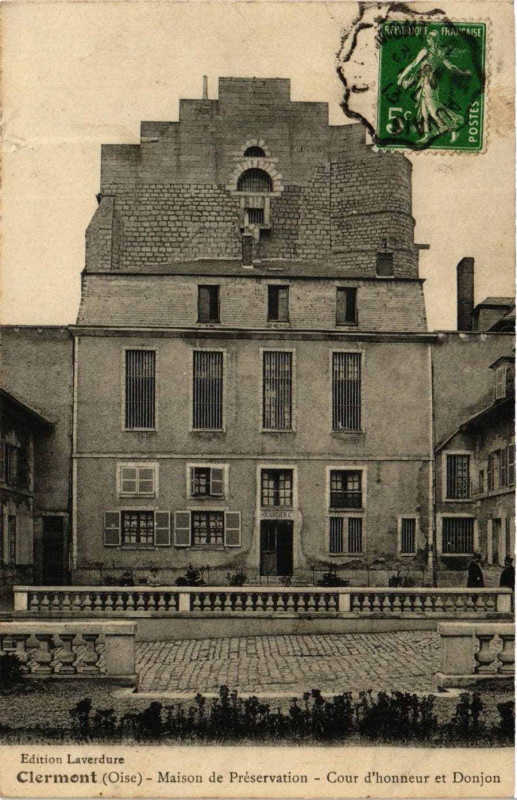 Carte postale ancienne Clermont Maison de Preservation - Cour d'Honneur et Donjon à Clermont
