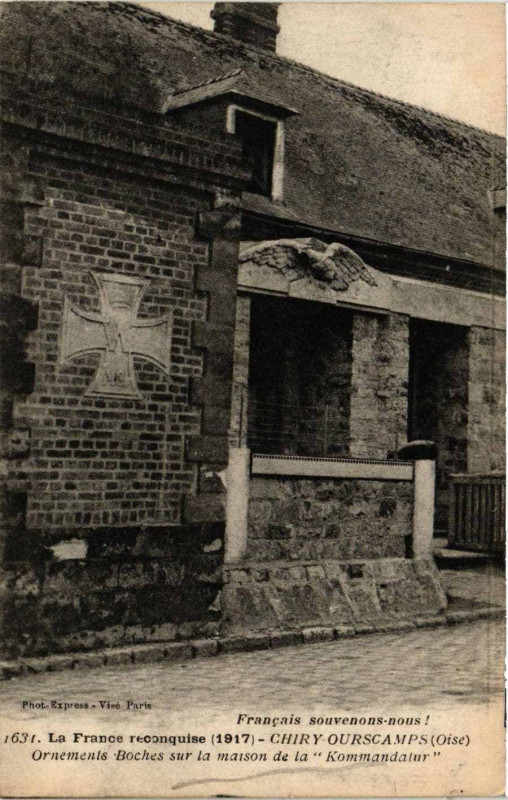 Carte postale ancienne Chiry-Ourscamps Ornements Boches sur la maison de la Kommandatur à Chiry-Ourscamp