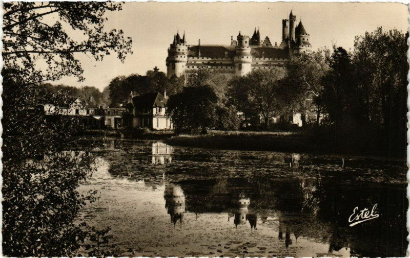 Carte postale ancienne Chateau de Pierrefonds Le Chateau et l'Etang à Pierrefonds