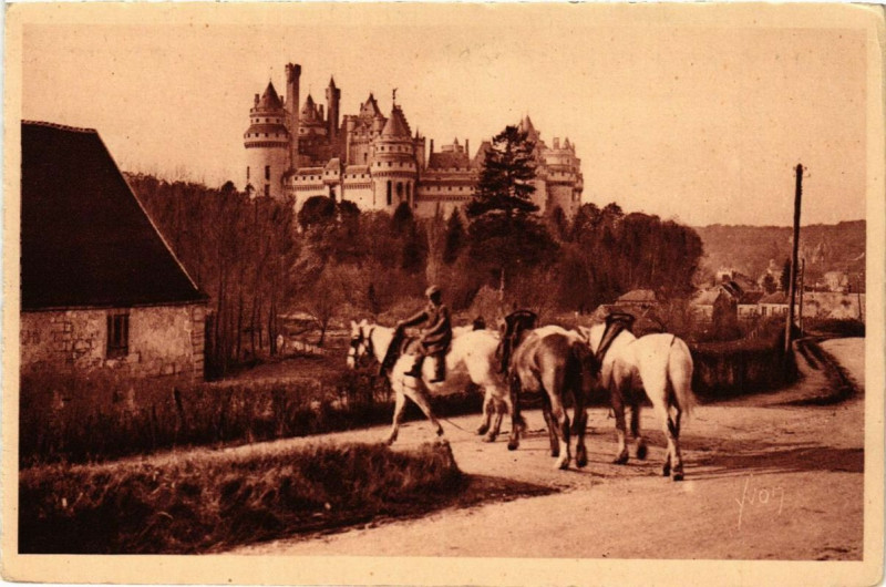 Carte postale ancienne Chateau de Pierrefonds Cote est à Pierrefonds