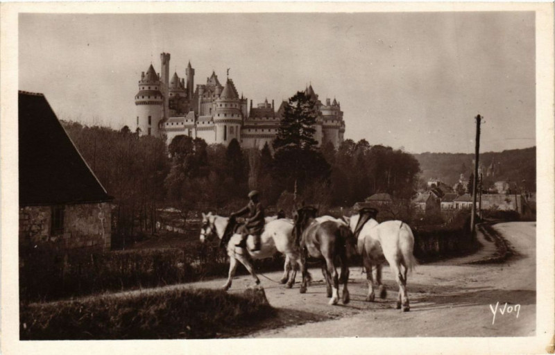 Carte postale ancienne Chateau de Pierrefonds Cote est à Pierrefonds