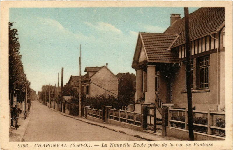 Carte postale ancienne Chaponval La Nouvelle Ecole prise de la rue de Pontoise