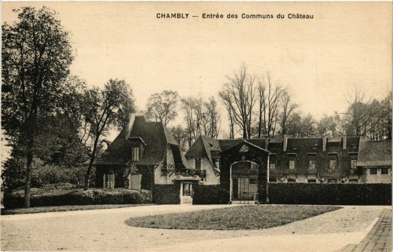 Carte postale ancienne Chambly Entrée de Communs du Chateau à Chambly
