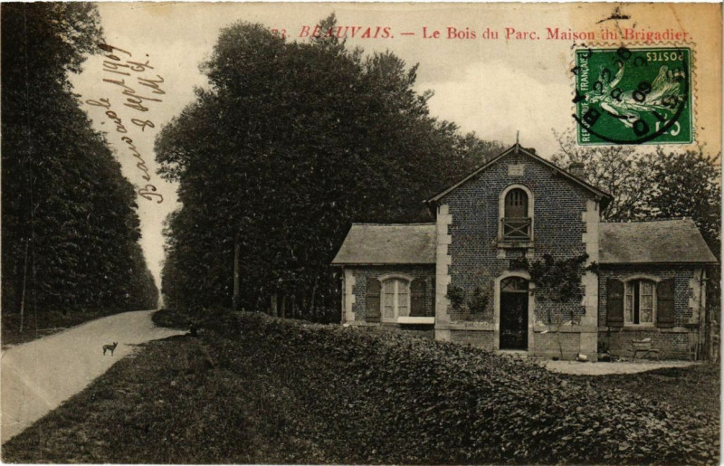 Carte postale ancienne Beauvais Le Bois du Parc. Maison du Brigadier à Beauvais