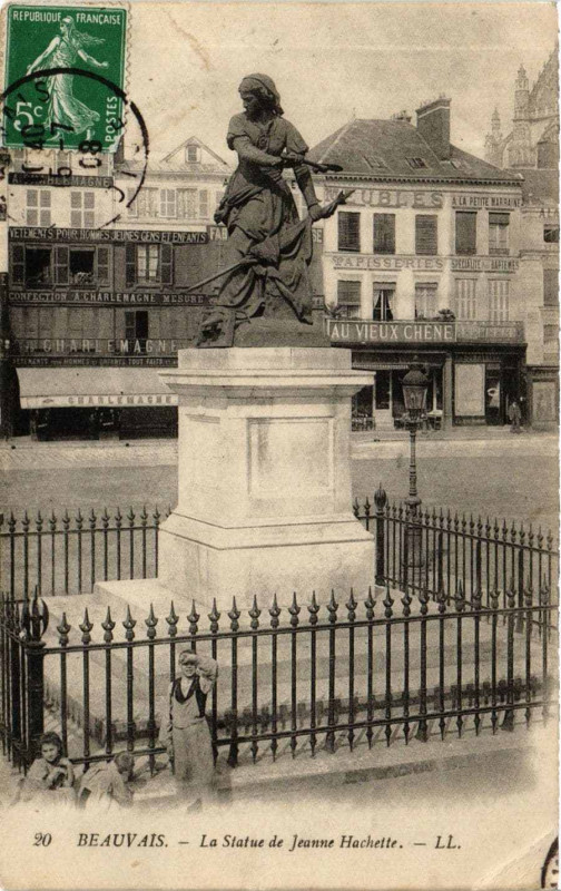 Carte postale ancienne Beauvais La Statue de Jeanne Hachette à Beauvais
