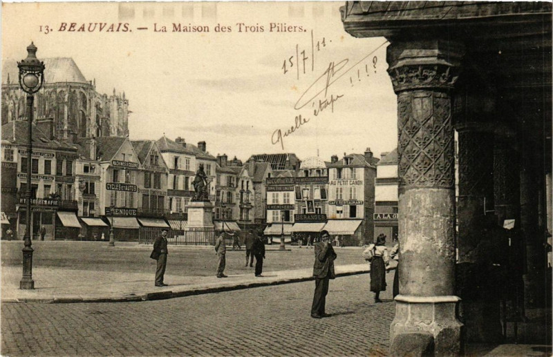 Carte postale ancienne Beauvais La Maison des Trois Piliers à Beauvais