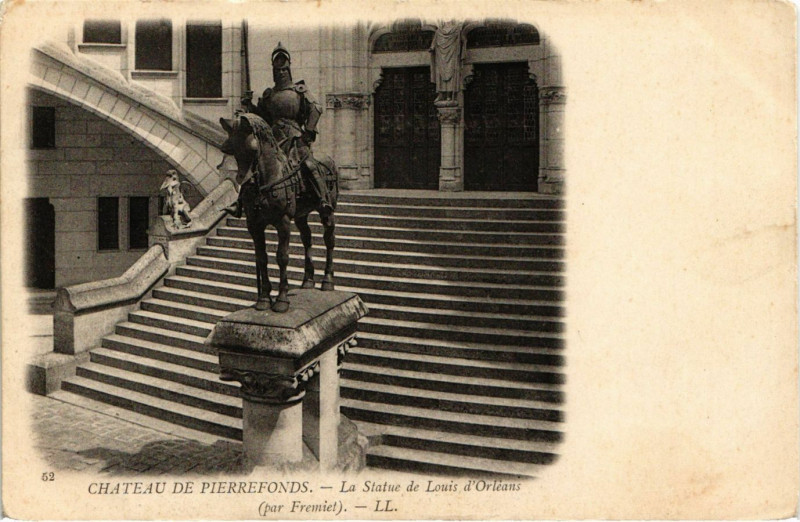 Carte postale ancienne Chateau de Pierrefonds - La Statue deLouis d'Orleans (par Fremiet) à Pierrefonds