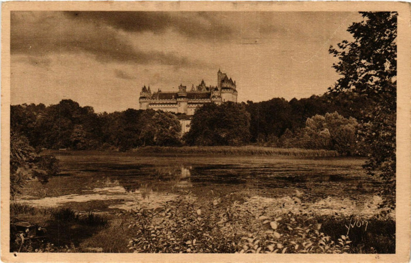 Carte postale ancienne Chateau de Pierrefonds - Vue générale prise de l'Etang à Pierrefonds