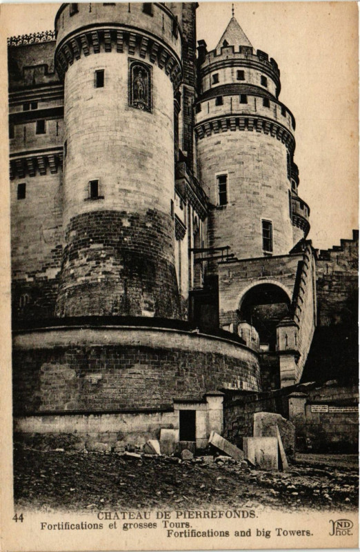 Carte postale ancienne Chateau de Pierrefonds - Fortifications et grosses Tours à Pierrefonds