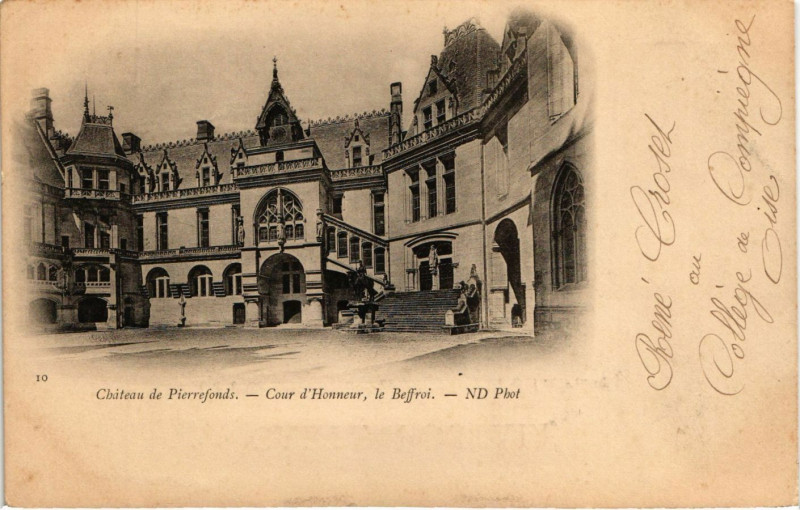 Carte postale ancienne Chateau de Pierrefonds - Cour d'Honneur le Beffroi à Pierrefonds
