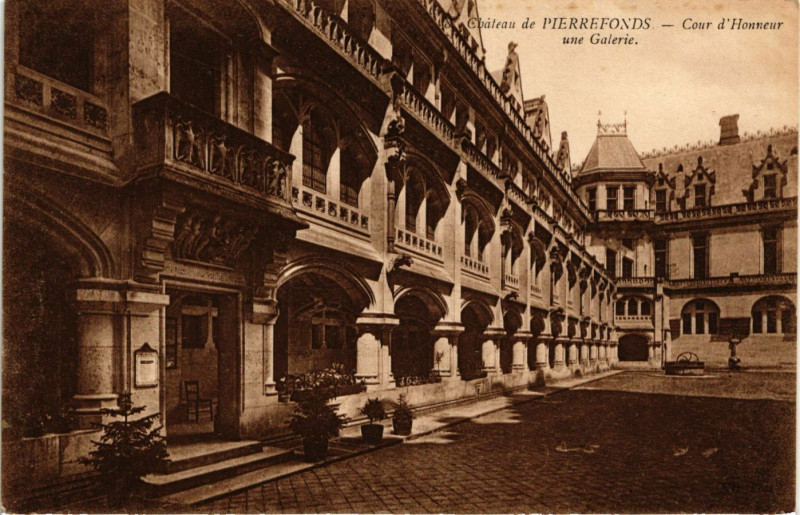 Carte postale ancienne Chateau de Pierrefonds - Cour d'Honneur une Galerie à Pierrefonds